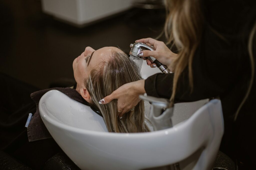 Clienta cortándose el pelo en la peluquería