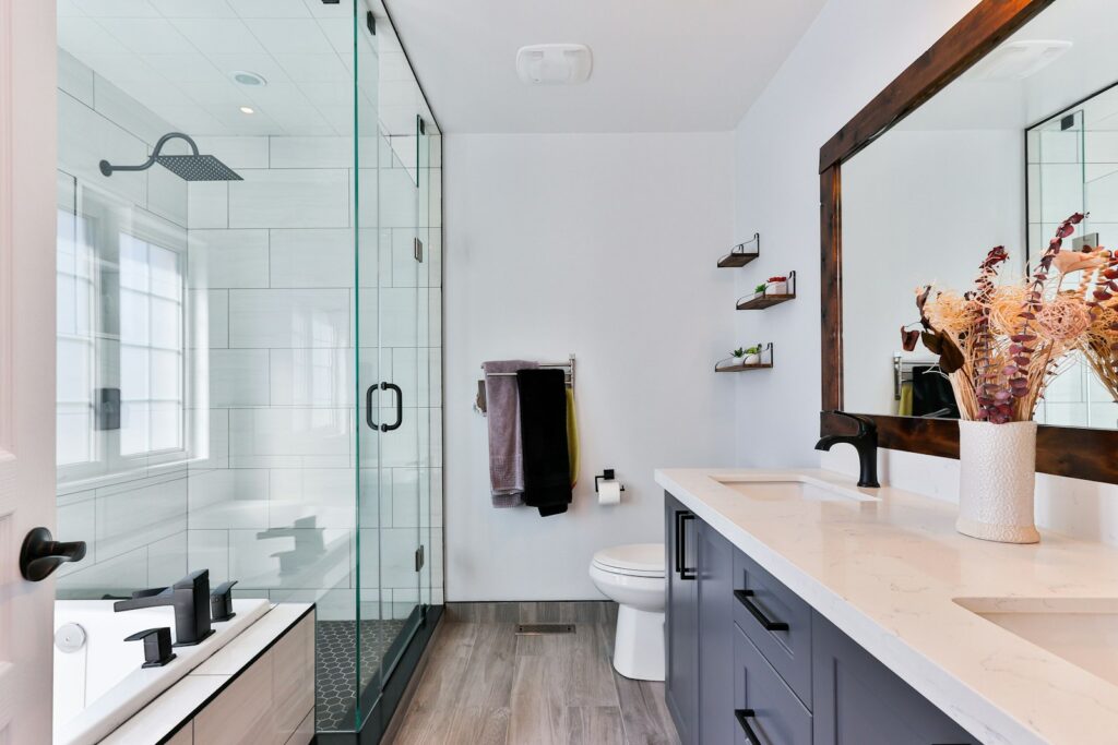 Baño reformado con ducha y mueble de lavabo