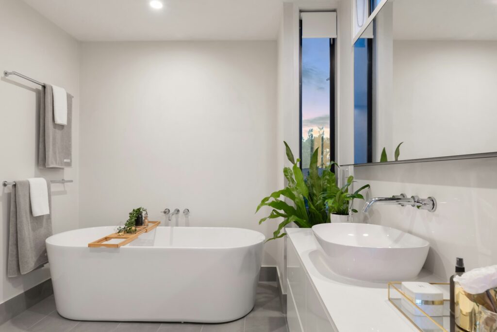 Baño con bañera y plantas