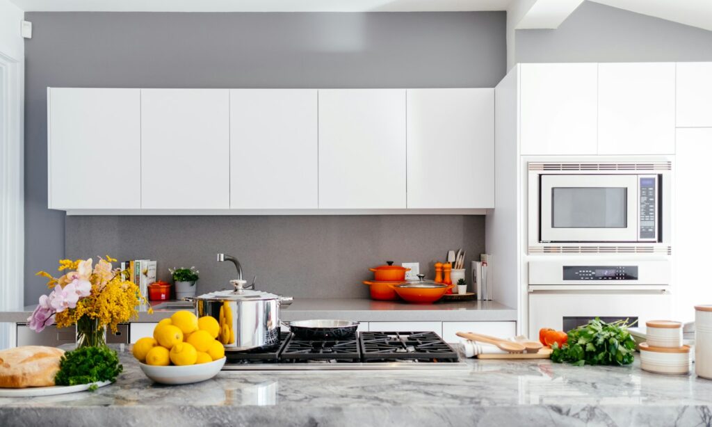 Cocina reformada con isla de mármol